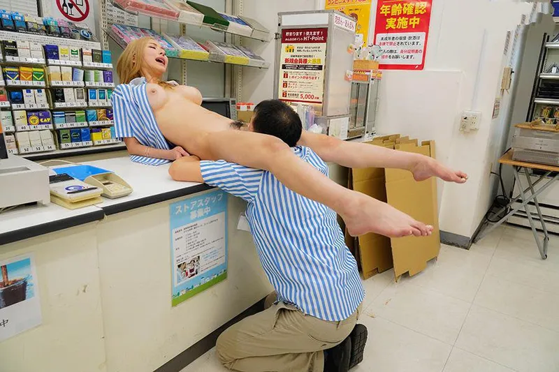 Anh quản lý tống tình con búp bê ngổ ngáo của chủ cửa hàng tiện lợi