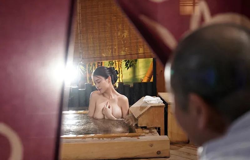 Người tình của con trai bị bố người chồng nhìn trộm khi đang tắm rồi quan hệ đến mang thai