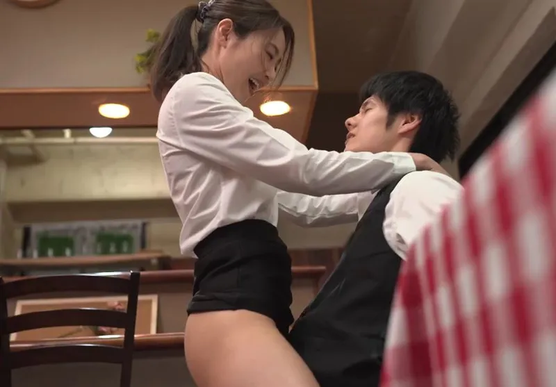 Cậu trai trẻ nện cô nhân viên nữ có ông xã nhưng người chồng “yếu”