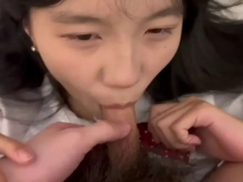 Em loli dễ thương liếm cục thịt biến em thành con đào nứng lồn p2